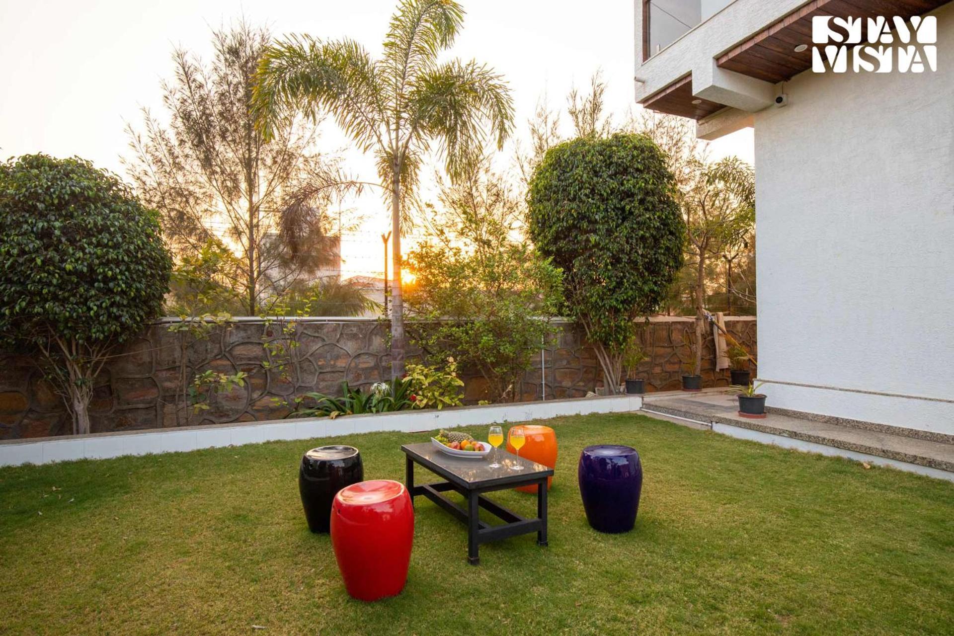 Stayvista'S Bella Dream - Mountain-View With Outdoor Pool, Lawn Featuring A Gazebo & Indoor Games Udaipur Bagian luar foto